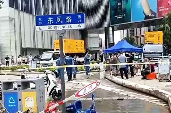 三亚书杰环境科学技术有限公司排涝突击队在排涝现场